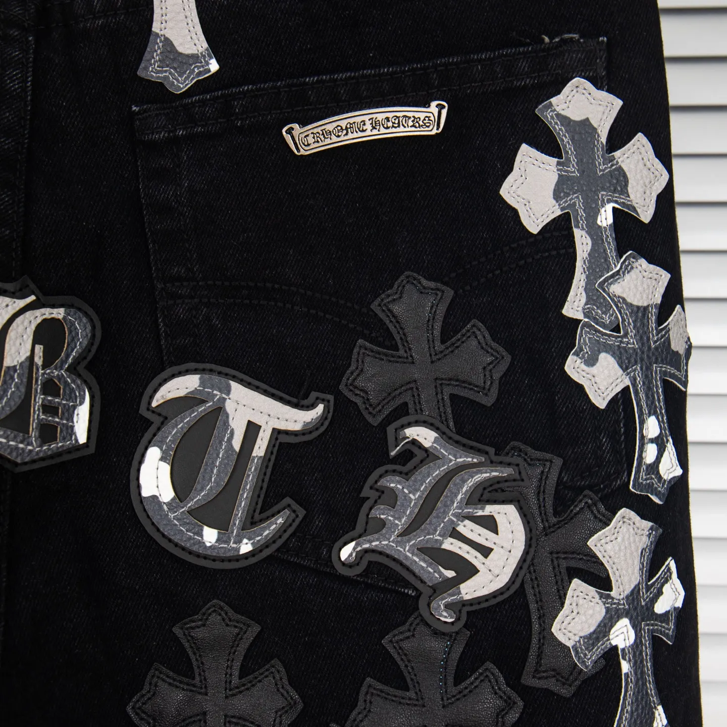 P260 Chrome Hearts Chrome Hearts Black Multi-leather Elements Full of Details Washed Jeans Authentically Restore the Ultimate Vintage Texture Three-Dimensional Fit Loose and Comfortable, Not Slimming Appearing Tall and Slim Made by a Manufacturer Original Quality Control Same Style for Men and Women Can Be Matched for Couples Versatile Recommendations Must-Have Jeans for All Seasons Fashionistas Have Been Disappointed From the Quality Selection of Fabrics, Cutting of Details, and Matching of Patterns, Everything Is Impeccable! The upper body is so handsome when worn...it can be easily worn by men, women and children! The craftsmanship is made of heavy-duty washed pure cotton denim fabric. After washing, it is soft and thick. It is very stylish when worn on the body. Style number: 1775# Color: black Size: 28 30 32 34 36